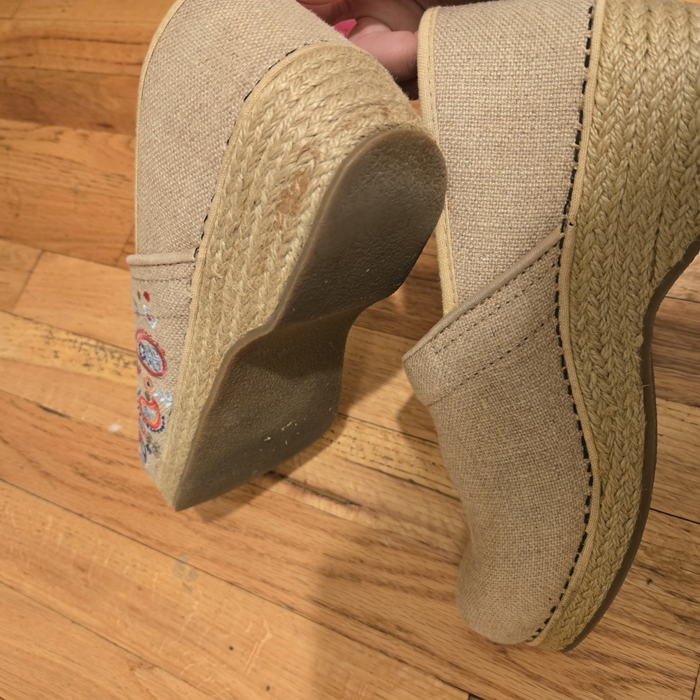 Dansko Clogs – Size 40 – Embroidered Linen Style - Picture 2 of 5